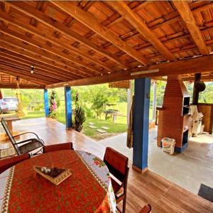 a patio with a table and chairs on a patio at Estalagem Sitio Colibri in Cunha