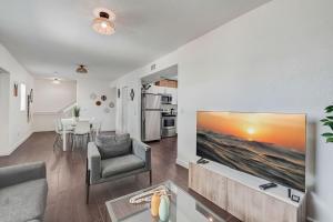 sala de estar con TV grande en la pared en Miami Luxury 4BR Home with Pool, Next to Wynwood & South beach, en Miami