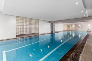 uma grande piscina com patos na água em 2-Bed, 500m From The Beach with Pool, Gym & Sauna em Melbourne