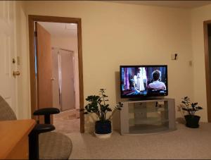een woonkamer met een flatscreen-tv op een tafel bij Private 1 bedroom 1 bath with separate entrance in a house in Burnaby