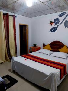um quarto com uma cama grande num quarto em Near The Canal Homstay em Sigiriya
