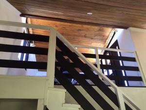 una escalera en una casa con techo de madera en Cabañas lindo atardecer, en San Miguel Regla