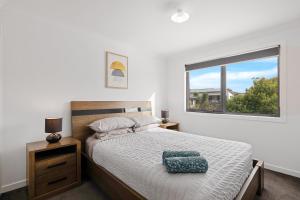 een slaapkamer met een groot bed en een raam bij Seagrove Retreat Cowes in Cowes