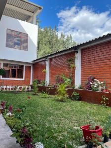 una casa de ladrillo con un patio con flores en Casa acogedora en Mancos, Yungay, en Yungay