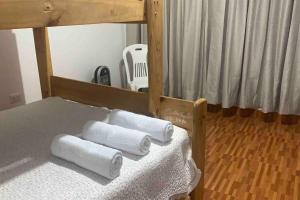 a bunk bed with three rolled towels on it at Casa acogedora en Mancos, Yungay in Yungay