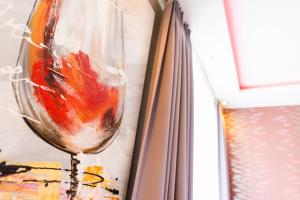 un bicchiere di vino appeso a un muro di Stay-Inn Bielefeld Zentrum a Bielefeld