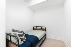 Litera en habitación con pared blanca en 3 Beds next to UofT and Yorkville!, en Toronto