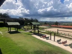 een park met een hek en een grasveld bij Flat Aconchegante no Monte Castelo in Bezerros