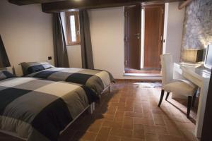 1 dormitorio con 2 camas, escritorio y ventana en B&B Largo Alighieri en Schiavi di Abruzzo