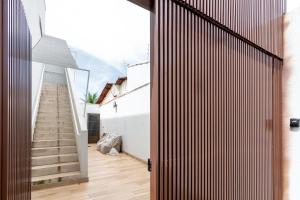 uma porta aberta para uma casa com uma escada em Flat Design Amplo na Zona Sul prox ao UMC em Uberlândia