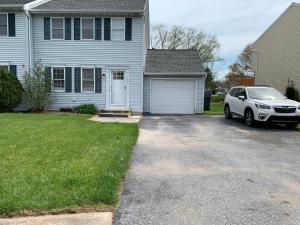 Un SUV bianco parcheggiato di fronte a una casa. di School Village Walk-in shower and jetted tub a Elizabethtown