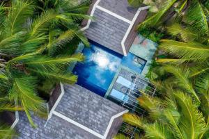 een uitzicht over een zwembad met palmbomen bij Anja Beach Resort & Spa in Phu Quoc