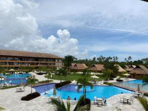 塔曼達雷的住宿－FLAT 227 l Eco Resort - Praia dos Carneiros - Ao lado da Igrejinha，享有度假村游泳池的空中景致