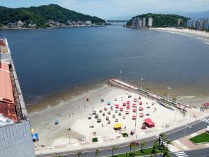 an overhead view of a beach with umbrellas at Espaço Acolhedor perto da Praia. in São Vicente