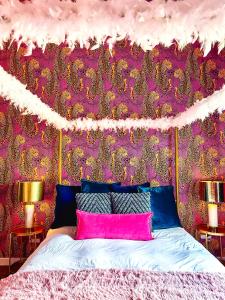 1 dormitorio con pared morada, 1 cama y 2 lámparas en Dolly's Yacht Club - Cozy Retreat Near Broadway, en Nashville