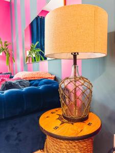 una lámpara sobre una mesa en la sala de estar en Dolly's Yacht Club - Cozy Retreat Near Broadway, en Nashville