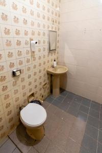 a bathroom with a toilet and a sink at Quarto 05 Pousada Roosevelt in Uberlândia
