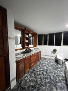 a bathroom with two sinks and a toilet at Hotel Ingenio NJ in Cali
