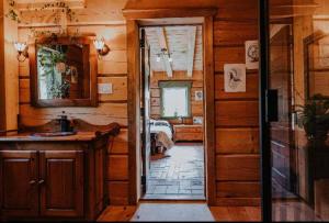 una cocina con una puerta que conduce a un dormitorio en Gîte de l'herboriste, en Sainte-Rose-du-Nord