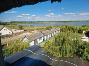 uma vista aérea de uma fila de casas com um lago em Gulliver Delta Resort em Murighiol