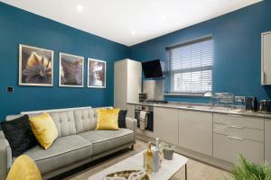 a living room with a couch and a kitchen at Platinum Grove B Modern Flat, 2 Beds with Free Parking in Kent