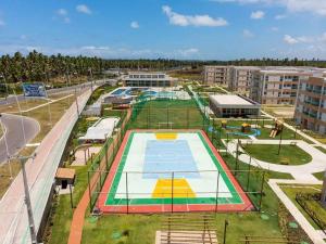 eine Luftansicht eines Basketballplatzes in einer Stadt in der Unterkunft Flat completo em Muro Alto - Porto de Galinhas in Ipojuca