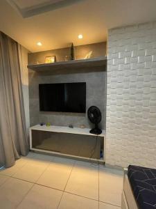 Flat completo em Muro Alto - Porto de Galinhas في إيبوجوكا: غرفة معيشة مع تلفزيون بشاشة مسطحة على جدار