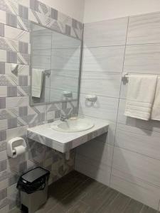 a bathroom with a sink and a mirror and towels at Estreno: Cómodo y céntrico Dpto. en Caraz Dulzura. in Caraz