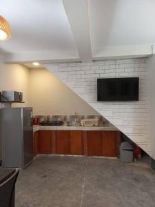 kuchnia ze schodami z telewizorem na ścianie w obiekcie Estreno: Cómodo y céntrico Dpto. en Caraz Dulzura. w mieście Caraz