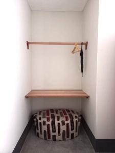 a room with a shelf and a dog bed at Estreno: Cómodo y céntrico Dpto. en Caraz Dulzura. in Caraz