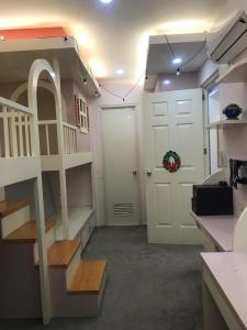 una piccola camera con scala e porta di House of two levels in Cavite, Lancaster New City GL1 a General Trias