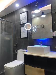 bagno con lavandino, servizi igienici e specchio di House of two levels in Cavite, Lancaster New City GL1 a General Trias