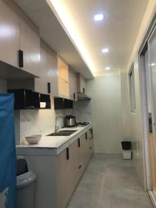 Η κουζίνα ή μικρή κουζίνα στο House of two levels in Cavite, Lancaster New City GL1