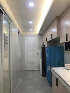 Ένα μπάνιο στο House of two levels in Cavite, Lancaster New City GL1