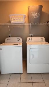 - une buanderie avec deux lave-linge et un sèche-linge dans l'établissement Derby Townhome, à Elizabethtown