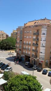 un estacionamiento con autos estacionados frente a un edificio en Mestre Denia Centro, en Denia