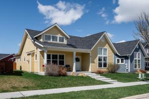 una casa gialla con tetto grigio di Southbridge Cottage: Cozy and Modern Home a Bozeman