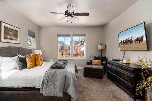una camera da letto con un letto e un ventilatore a soffitto di Southbridge Cottage: Cozy and Modern Home a Bozeman