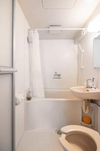 une salle de bain blanche avec toilettes et lavabo dans l'établissement 201.Near Ueno Park/3min train St.Easx access, à Tokyo 20 autres photos