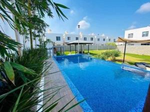 a large blue swimming pool next to a building at Casa santeli miramar in Ciudad Madero