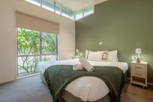 ナンブッカ・ヘッズにあるBIG4 Tasman Holiday Parks - Nambucca Headsのベッドと大きな窓のある寝室