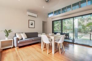 sala de estar con mesa y sofá en BIG4 Tasman Holiday Parks - Nambucca Heads en Nambucca Heads