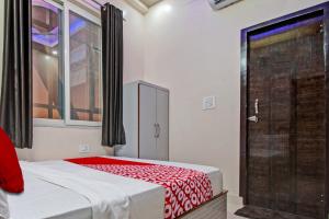 Un pat sau paturi într-o cameră la Hotel Krishna Palace