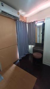 ein Badezimmer mit einem blauen Duschvorhang und einem Hocker in der Unterkunft Chubby5 Room6 in Ban Bang Bamru