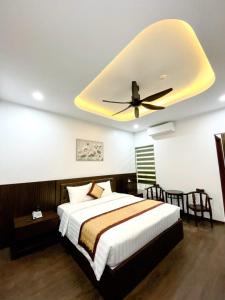 1 dormitorio con 1 cama y ventilador de techo en Sunstar Hotel en Ha Long