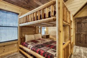 セバービルにあるAdventure Splash - Smoky Mountain Retreats Cabins with Private Indoor Pool, Hot Tubs & Fun!のログキャビン内のベッドルーム1室(二段ベッド付) +61枚の写真