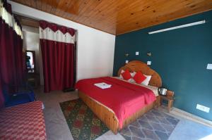 Postel nebo postele na pokoji v ubytování TRIDEV BHAGTI REGENCY