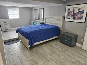 Кровать или кровати в номере Lakeside Lofts at Lake Martha