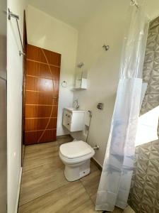 Um banheiro em N02 Kitnet em Jacutinga