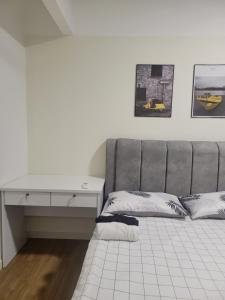 Postel nebo postele na pokoji v ubytování Tower C
